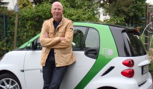 Rainer Wälde mit dem smart electric drive