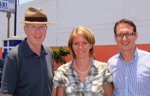 Rainer Wälde mit Katrin und Dr. Michael Schmid, Pädagogischer Leiter Gutenberg Schulen
